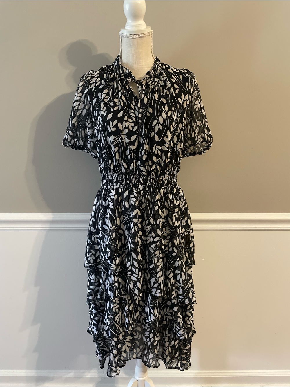 Vince Camuto Black and White Leaf-Print Tiered Short-Sleeve Dress | Size S